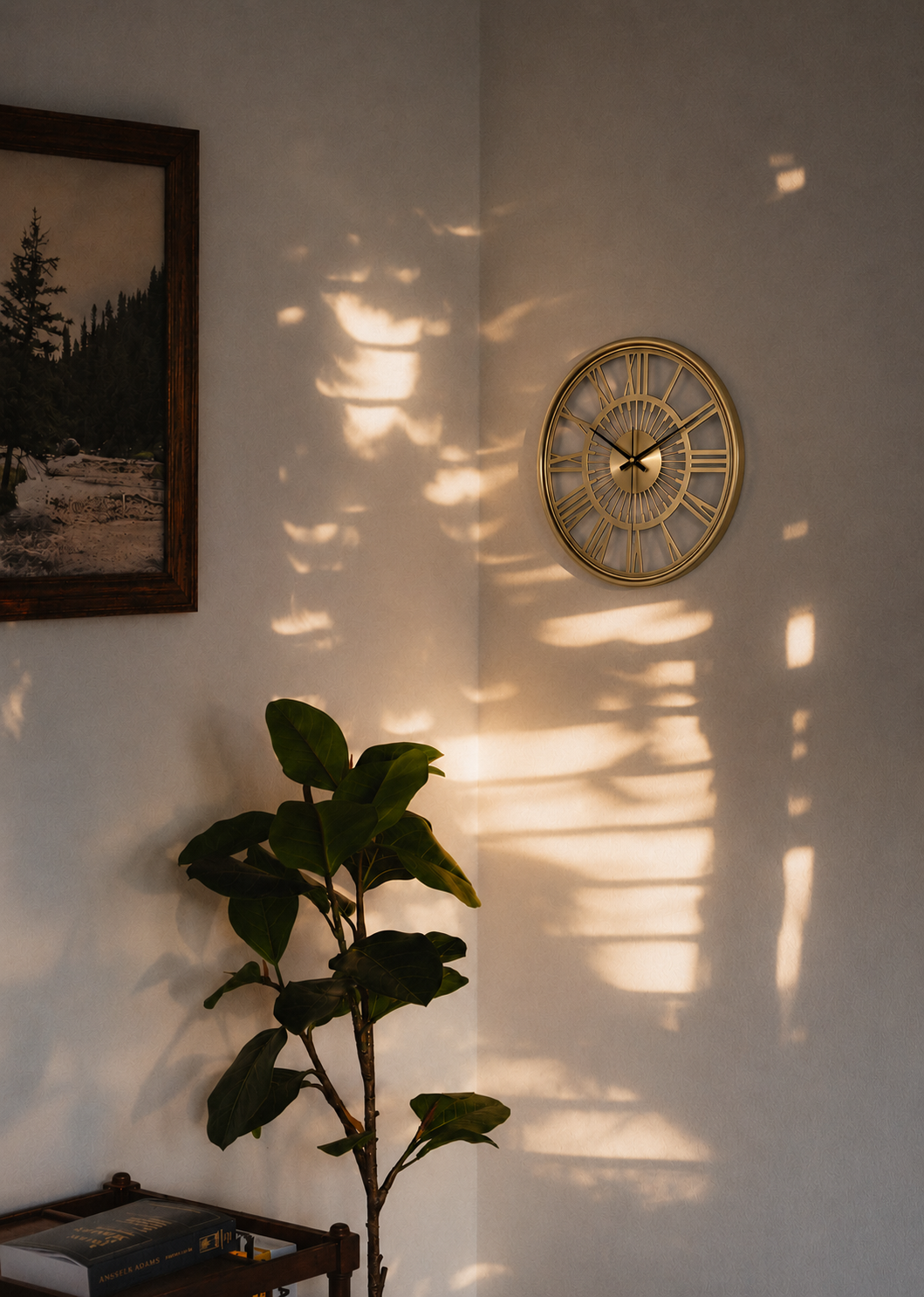 Horloge murale en laiton ajouré, accrochée dans un angle de mur en fin d'après-midi